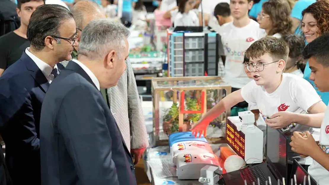 İzmir'de öğrenciler 'robotik kodlama' projelerini sergiledi