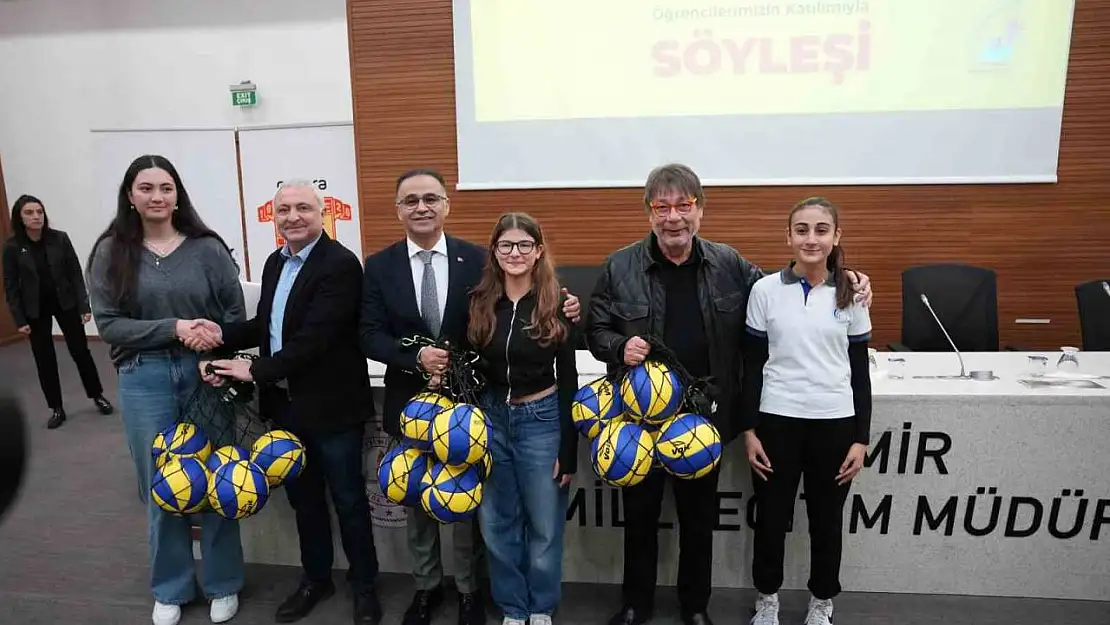 İzmir'de öğrenciler sporcularla buluştu: 750 adet voleybol topu hediye edildi