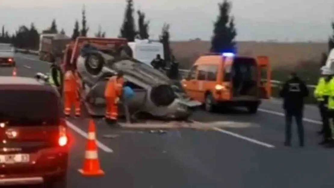 İzmir'de otomobil önce tıra ardından bariyerlere çarptı: 1ölü, 1 yaralı