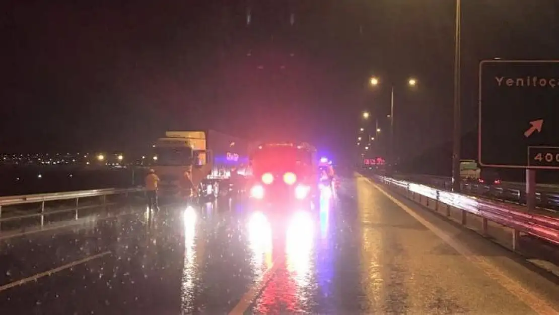 İzmir'de otomobil tırın dorsesine çarptı: 1 ölü
