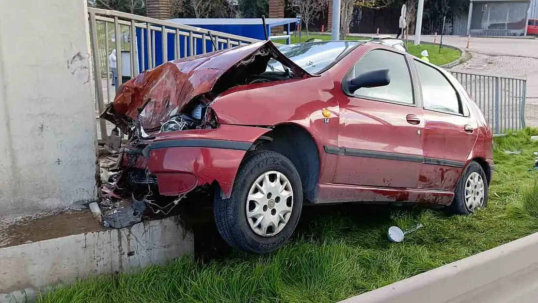 İzmir'de otomobil üst geçide çarptı: 1 ölü, 1 yaralı