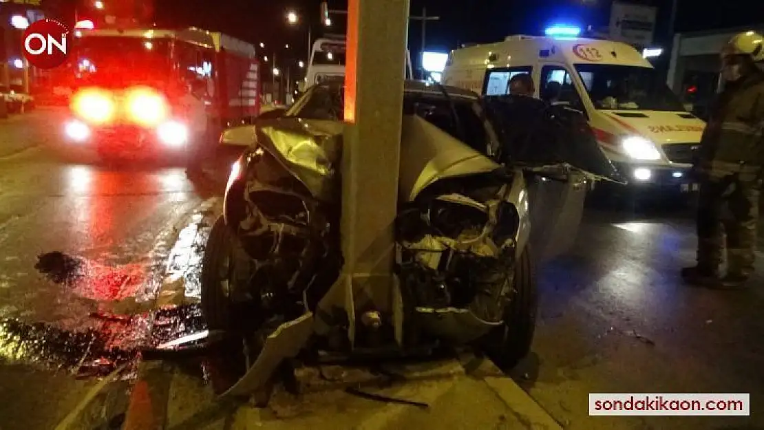 İzmir'de otomobil yön levhasına ok gibi saplandı: 2 yaralı