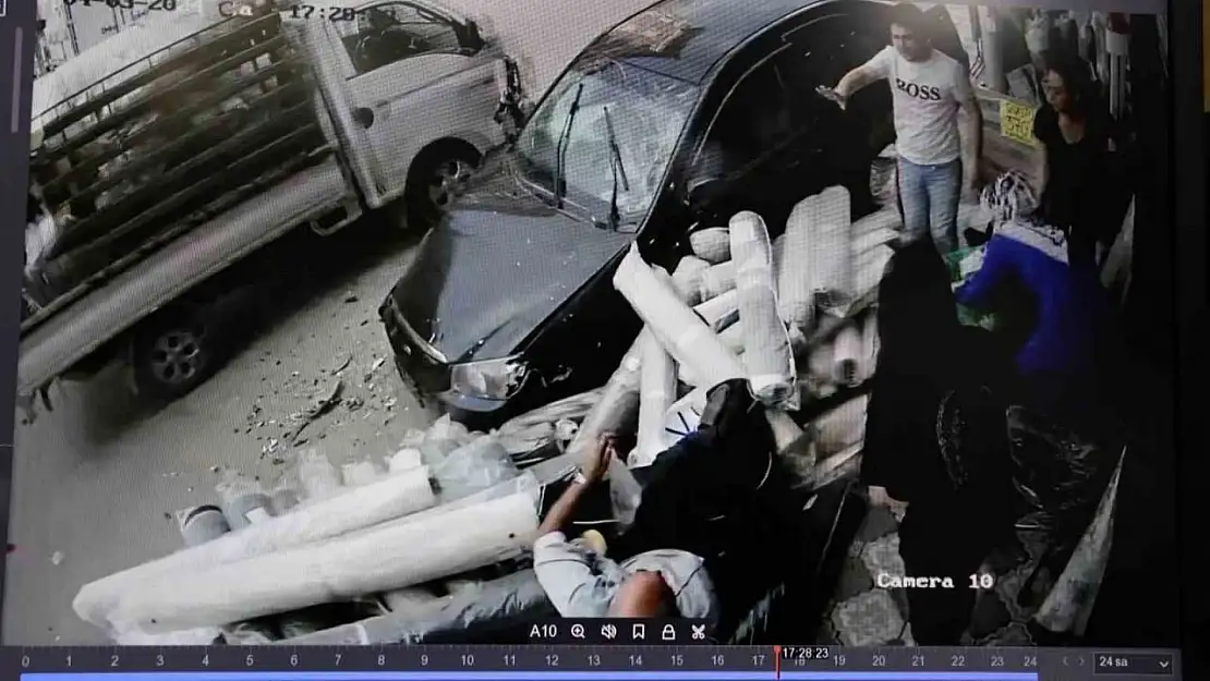 İzmir'de otomobilin iş yeri çalışanları ile müşterilerin arasına daldığı anlar kamerada