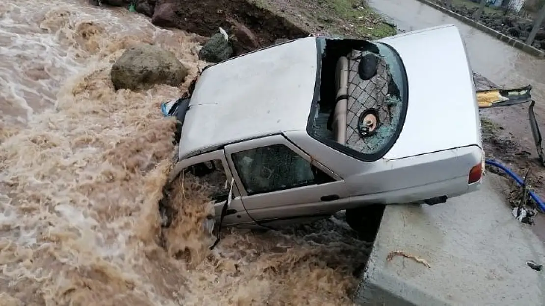 İzmir'de park halindeki araç sel sularına teslim oldu