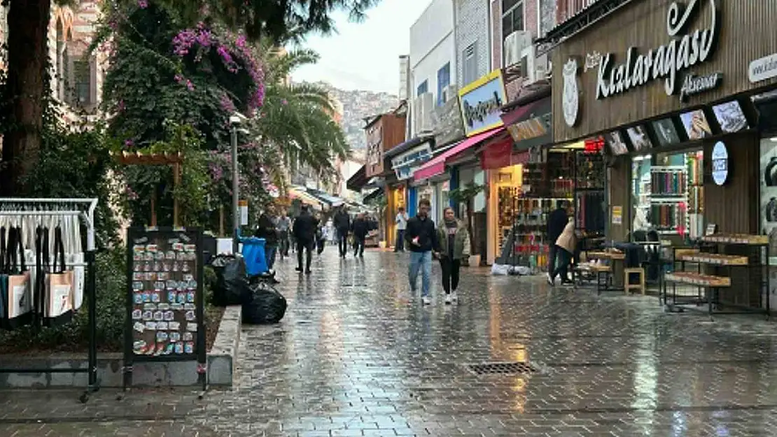 İzmir'de sağanak etkili oldu: Kemeraltı'nı su bastı, araçlar mahsur kaldı