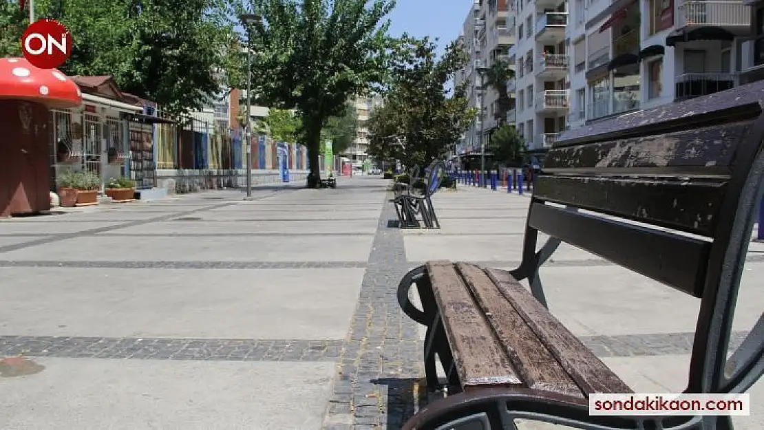 İzmir'de sahiller doldu, kent merkezi boş kaldı