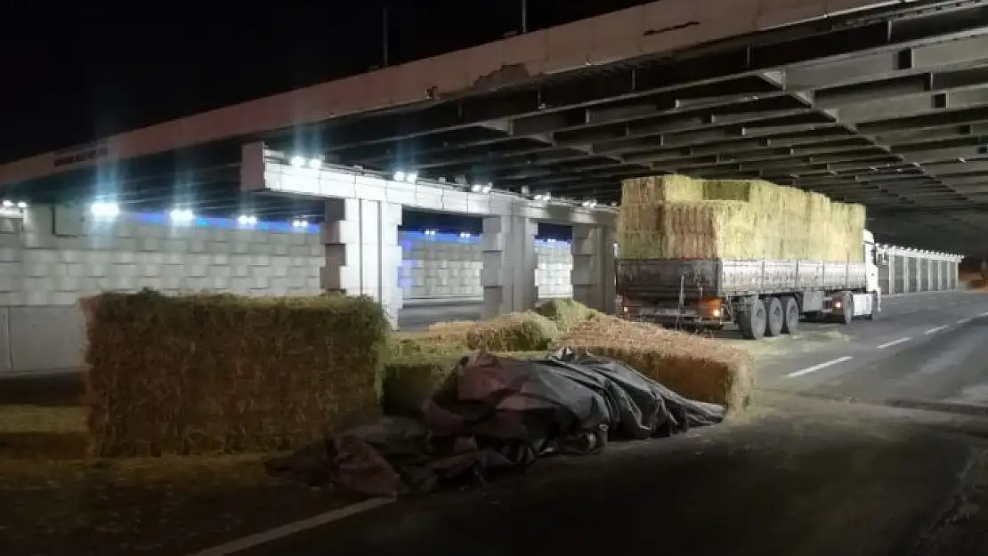 İzmir'de saman yüklü TIR alt geçide sıkıştı