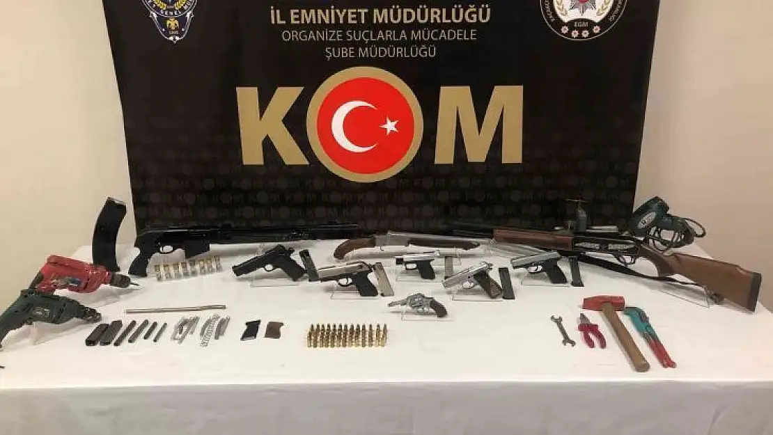 İzmir'de silah kaçakçılığı operasyonu: 4 gözaltı