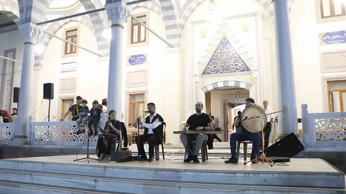 İzmir'de teravih sonrası tasavvuf musikisi keyfi