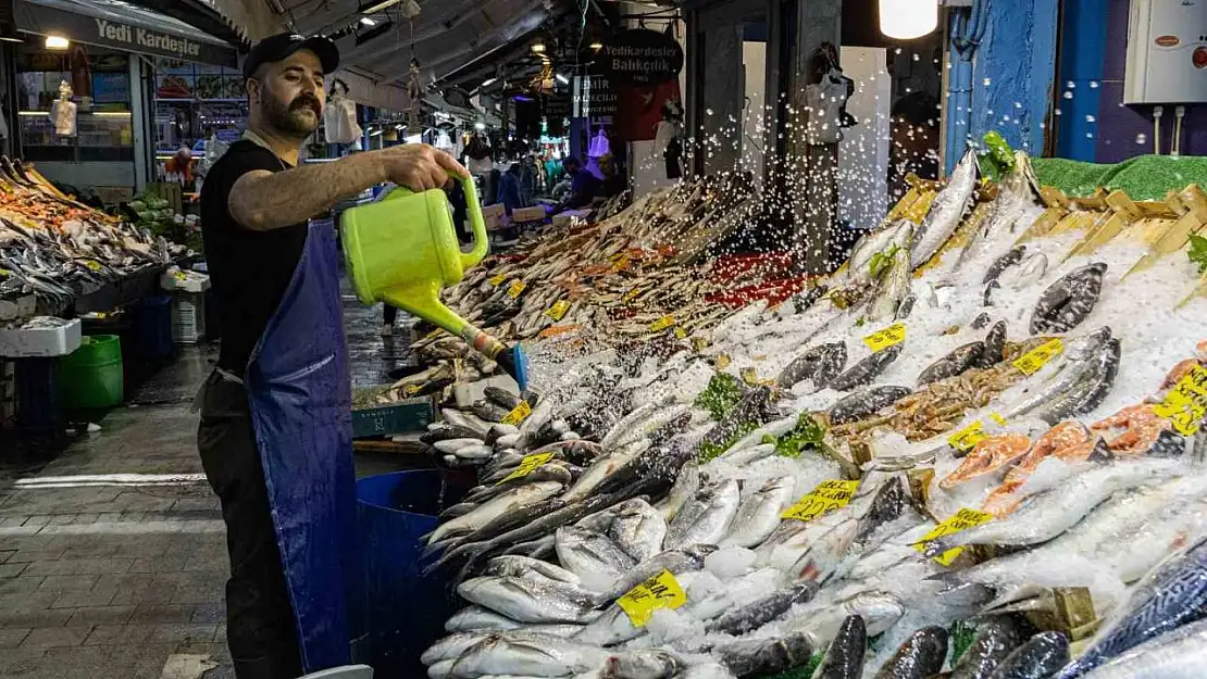 İzmir'de ticaretin kalbinin attığı sokak: Tarihi Havra Sokağı