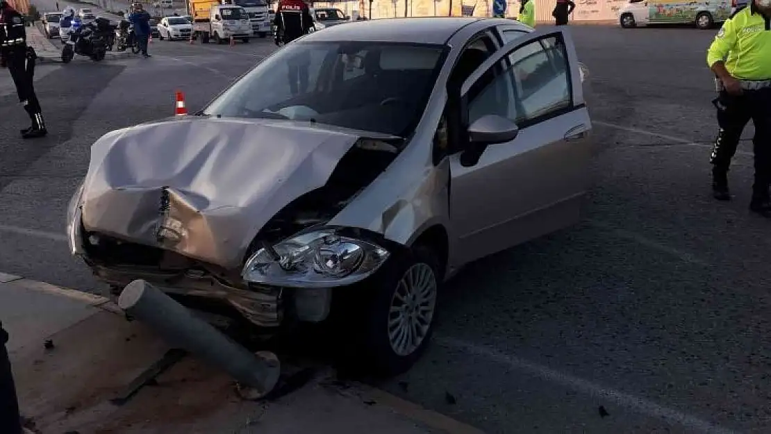 İzmir'de ticari taksi ile otomobil çarpıştı: 4 yaralı