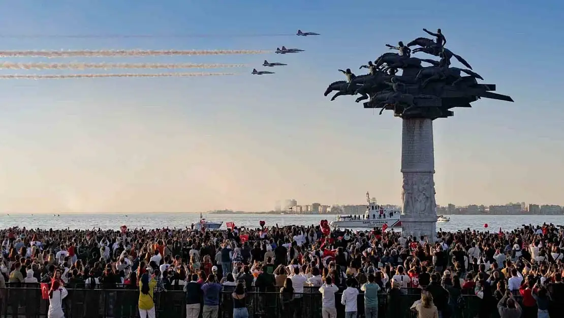 İzmir'de Türk Yıldızları'nın gösterisi nefes kesti