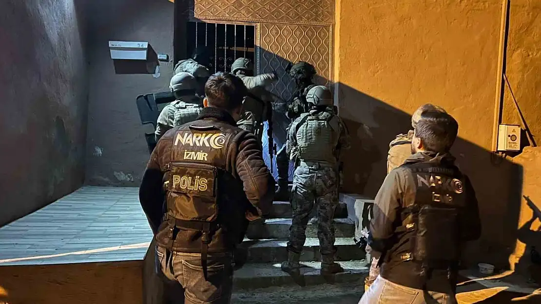 İzmir'de ünlü gece kulübüne uyuşturucu baskını: 3'ü polis 24 gözaltı
