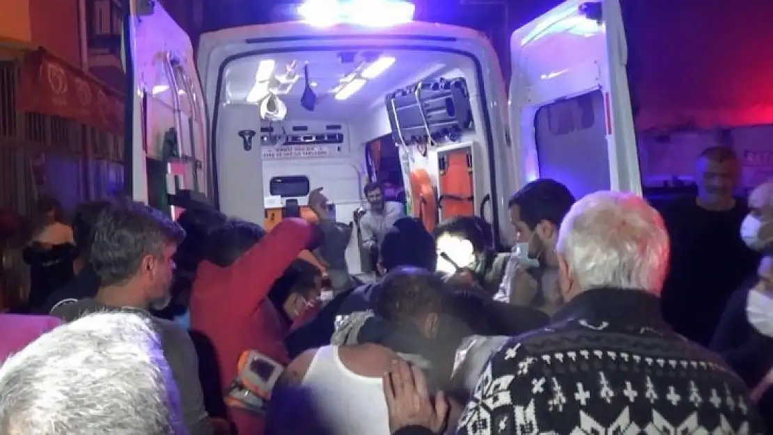 İzmir'de yangın: 1'i ağır 2 yaralı