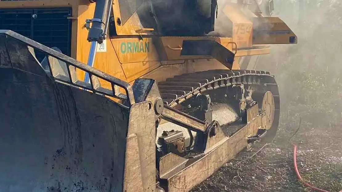 İzmir'de yangına müdahale eden dozer yandı