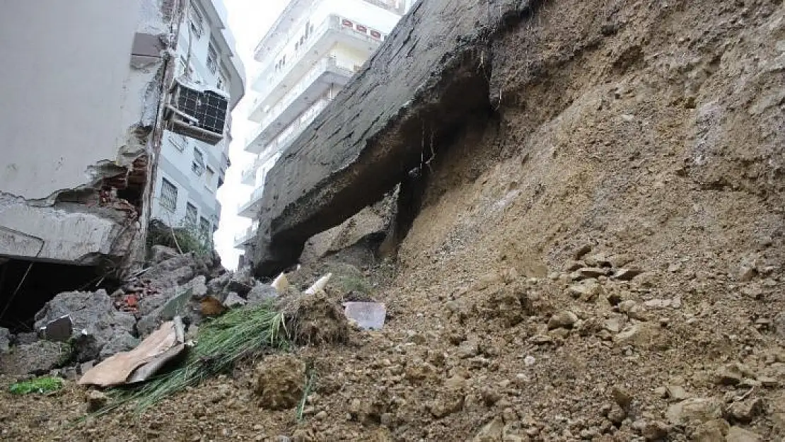 İzmir'de yıldırım nedeniyle istinat duvarı çöktü bina tahliye edildi
