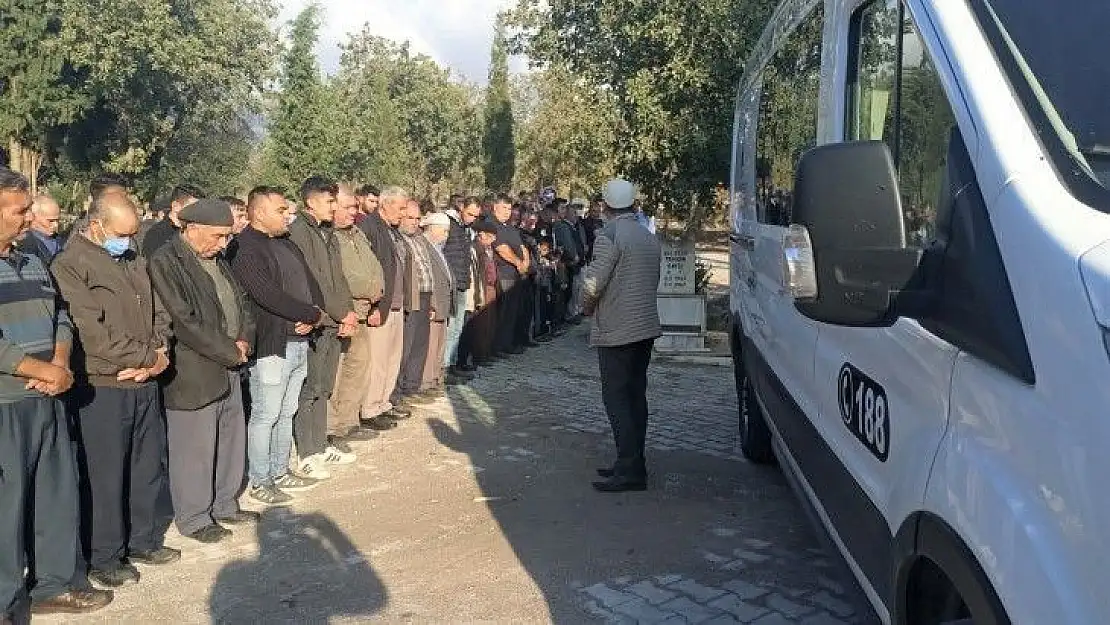 İzmir'deki feci kazada ölen 3 kişi son yolculuğuna uğurlandı