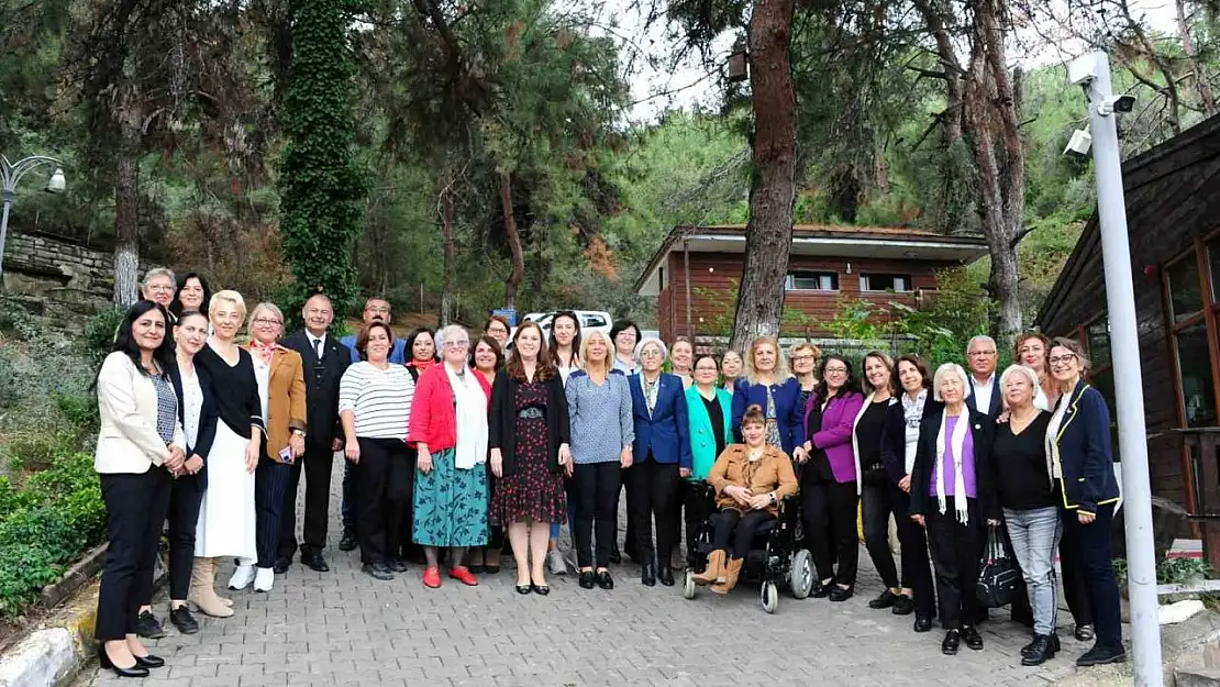 İzmir'deki kadın politikaları Balçova'da konuşuldu