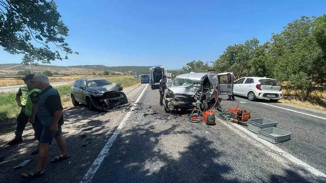 İzmir'deki kazada ağır yaralanan sürücü hayatını kaybetti