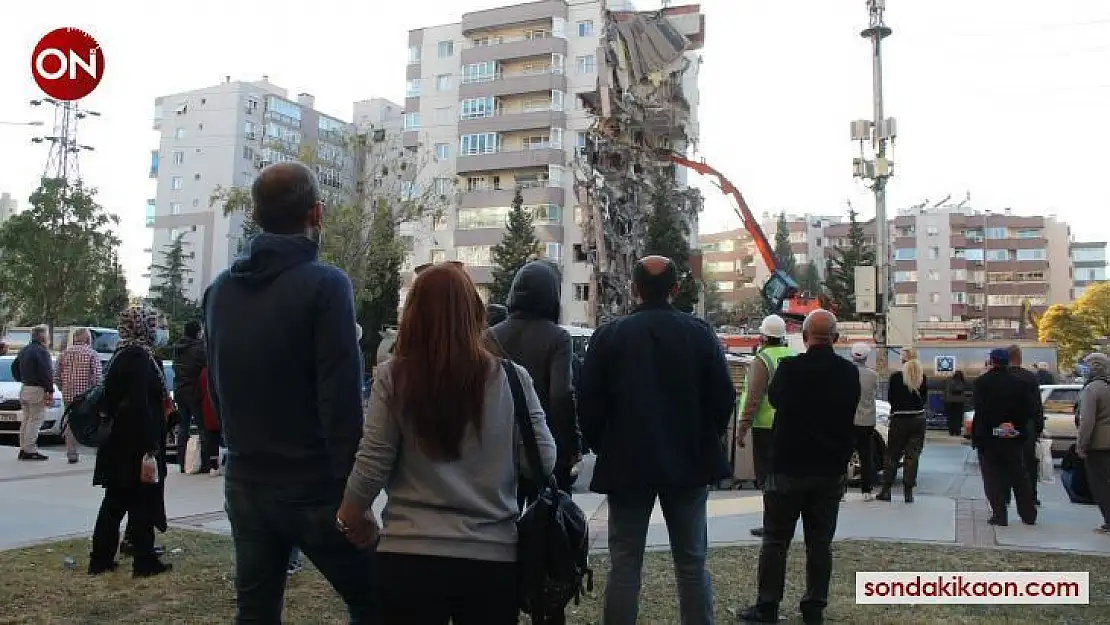 İzmir depreminde yan yatan binada kolon kesilmemiş