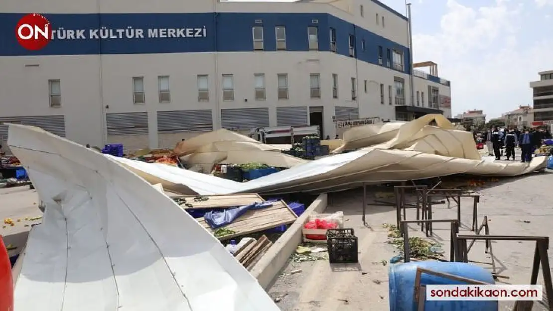 İzmir etkili olan fırtına nedeniyle, Güzelbahçe'deki Atatürk Kültür Merkezi'nin çatısı bölgedeki pazar yerinin üzerine uçtu. Olayda ilk belirlemelere göre 2 kişi yaralandı.