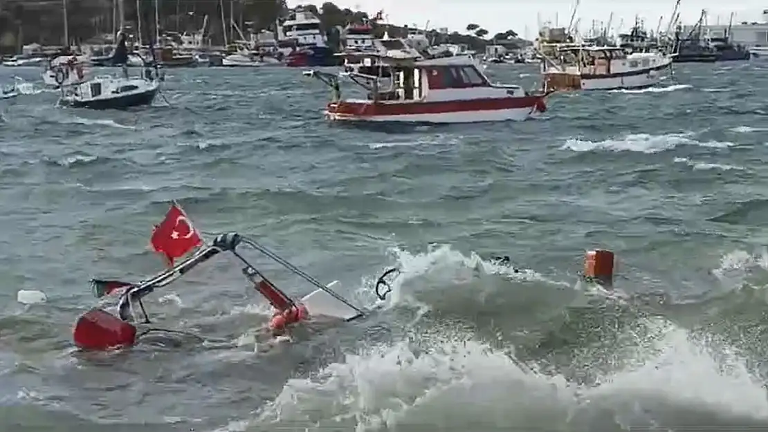 İzmir Foça'da fırtına balıkçı teknelerini batırdı