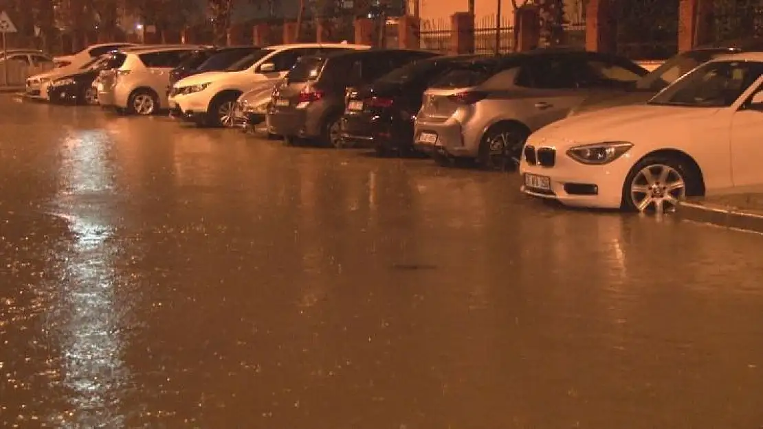 İzmir'i sağanak ve fırtına vurdu: Caddeler göle döndü, ağaçlar devrildi