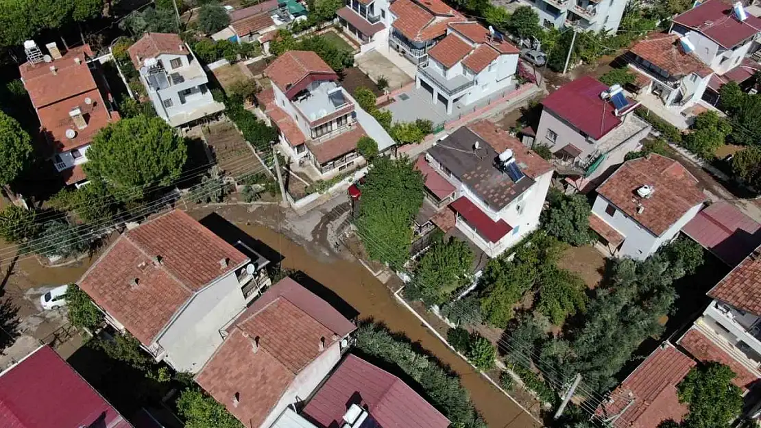 İzmir'i sağanak vurdu: Ev ve iş yerlerini su bastı, tekneler sele kapıldı