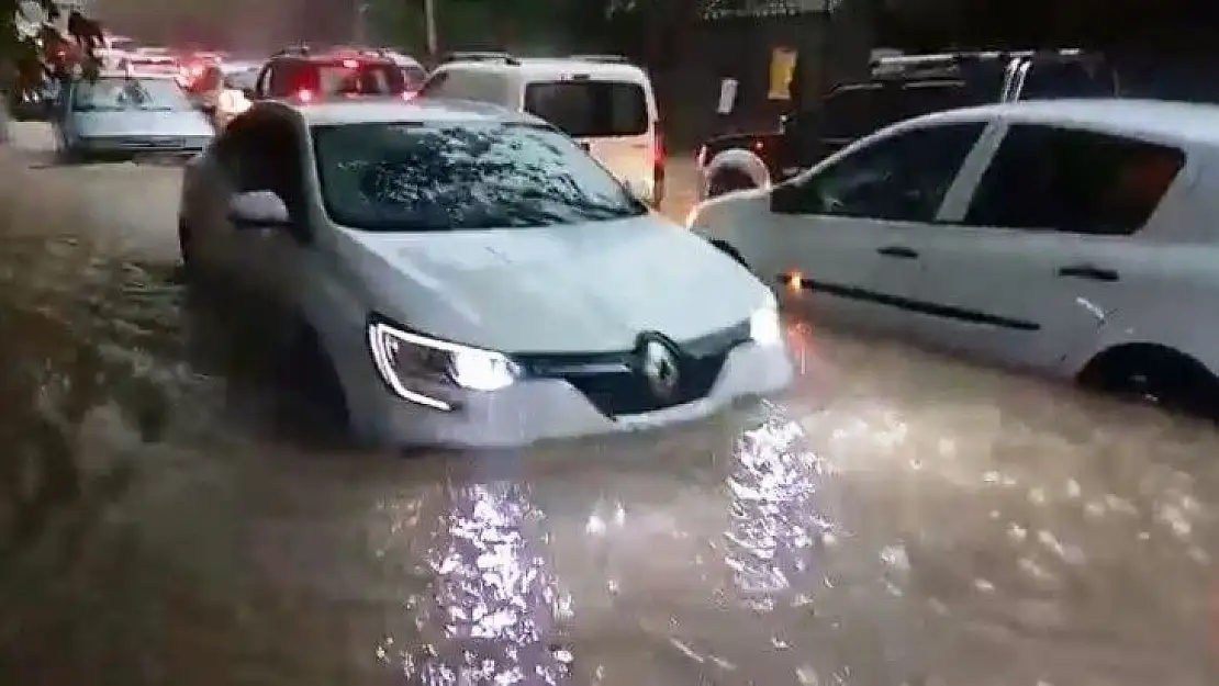 İzmir'i sağanak vurdu: Urla'da sokaklar göle döndü