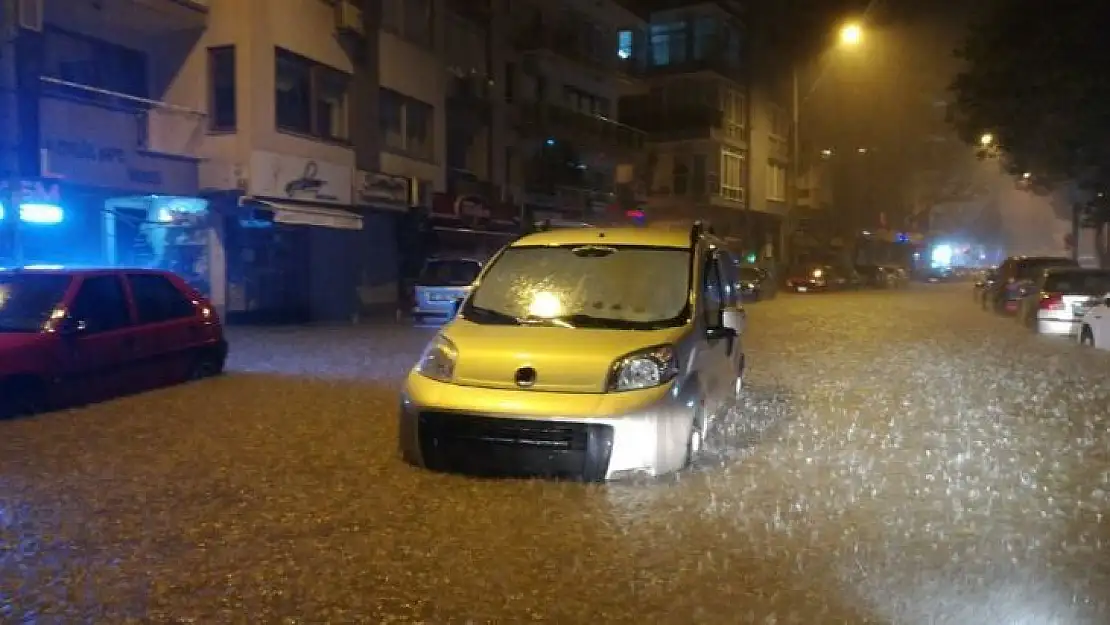 İzmir'i sel vurdu: Dereler taştı, araçlar sular altında kaldı