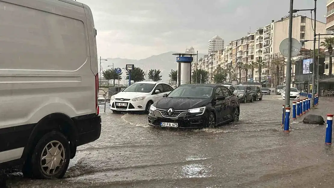 İzmir'i yaz sağanağı vurdu