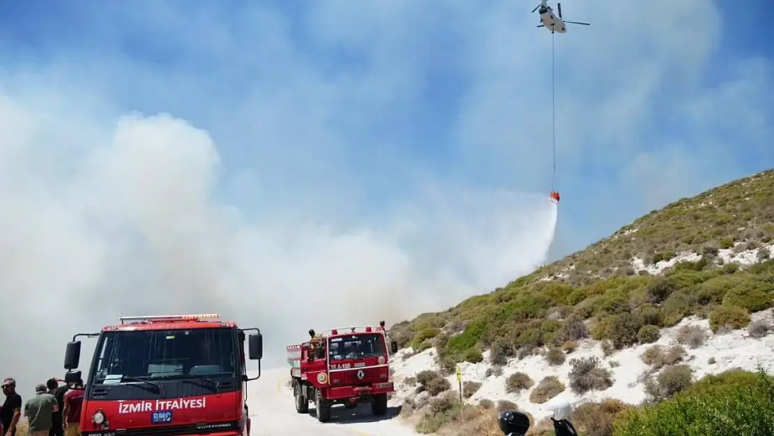 İzmir'in Çeşme ilçesinde çıkan orman yangınında ilk belirlemelere göre 3 kişi hayatını kaybetti. Olay yerine çok sayıda ekip sevk edildi.