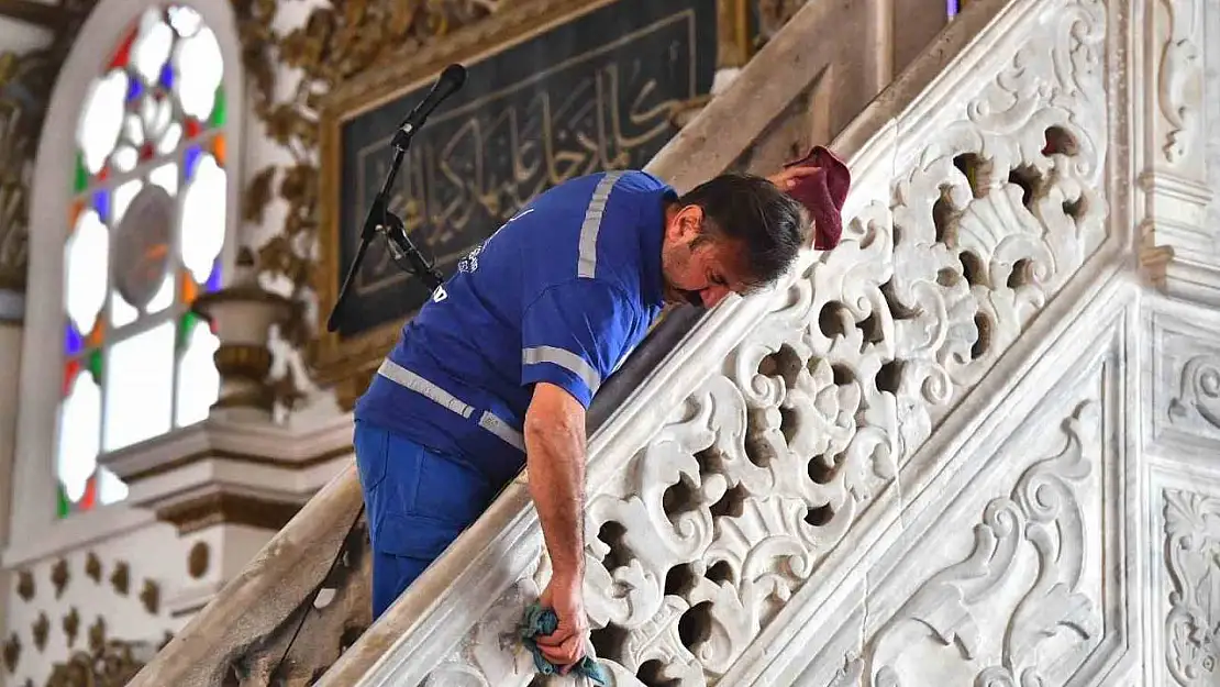 İzmir'in ibadethanelerinde bayram temizliği