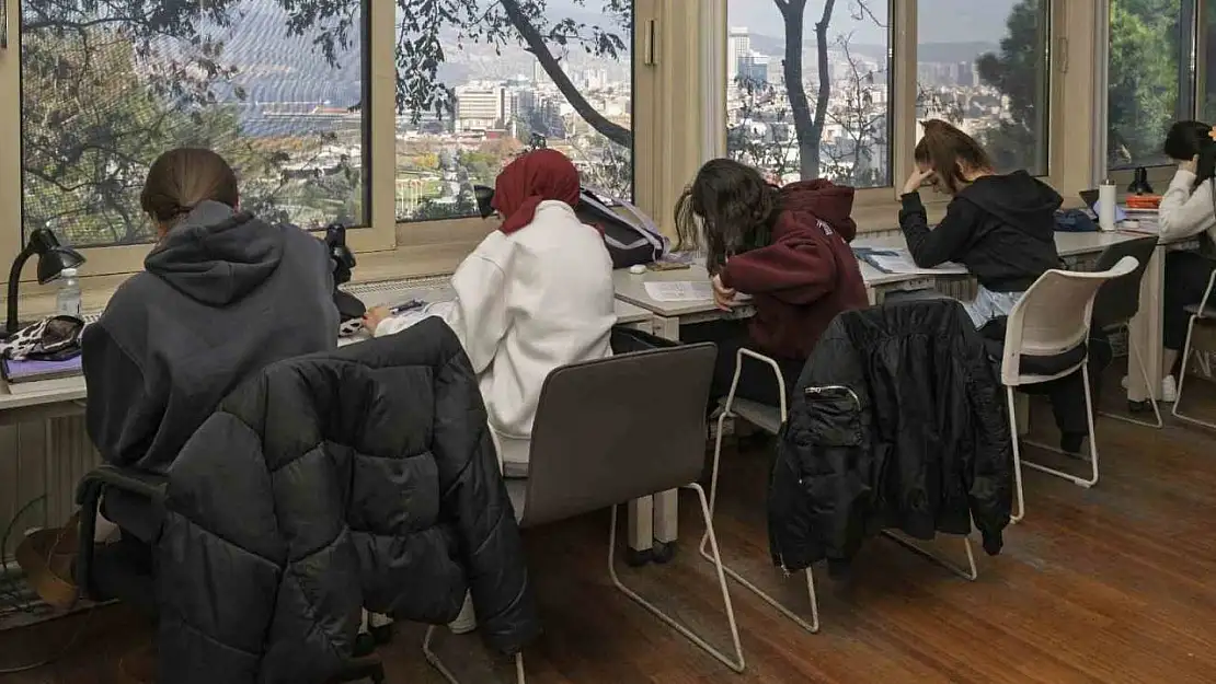 İzmir'in kütüphaneleri binlerce genci ağırlıyor
