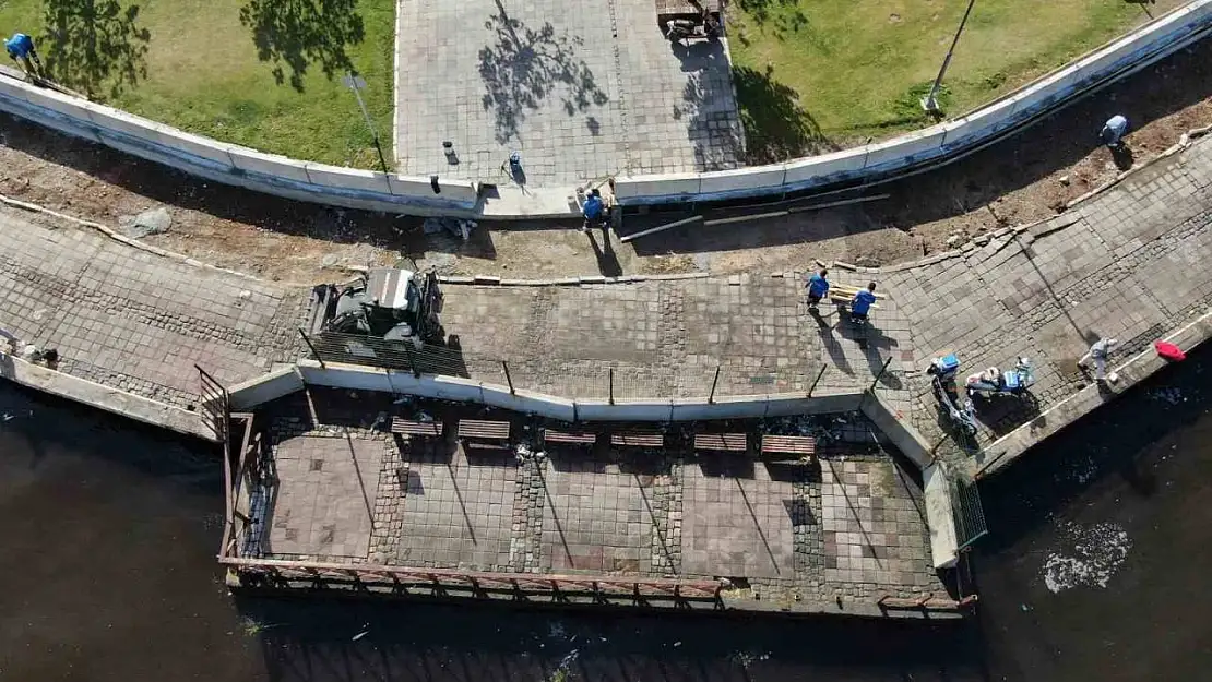 İzmir Kordon'da deniz taşkınlarına karşı beton bariyerlerin kurulumuna başlandı