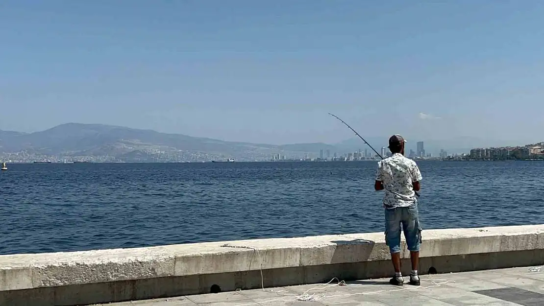 İzmir Körfez'deki felakete rağmen balık tutmaya devam ediyorlar