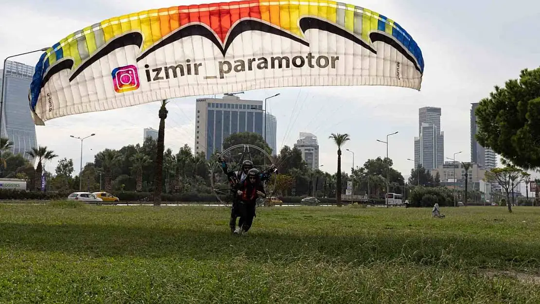 İzmir Körfezi'nde paramotor keyfi