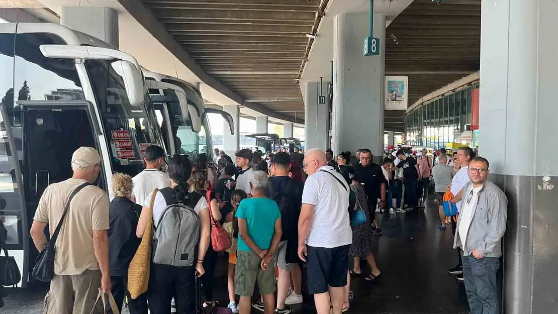 İzmir Otogarı'nda bayram tatili dönüşü yoğunluğu