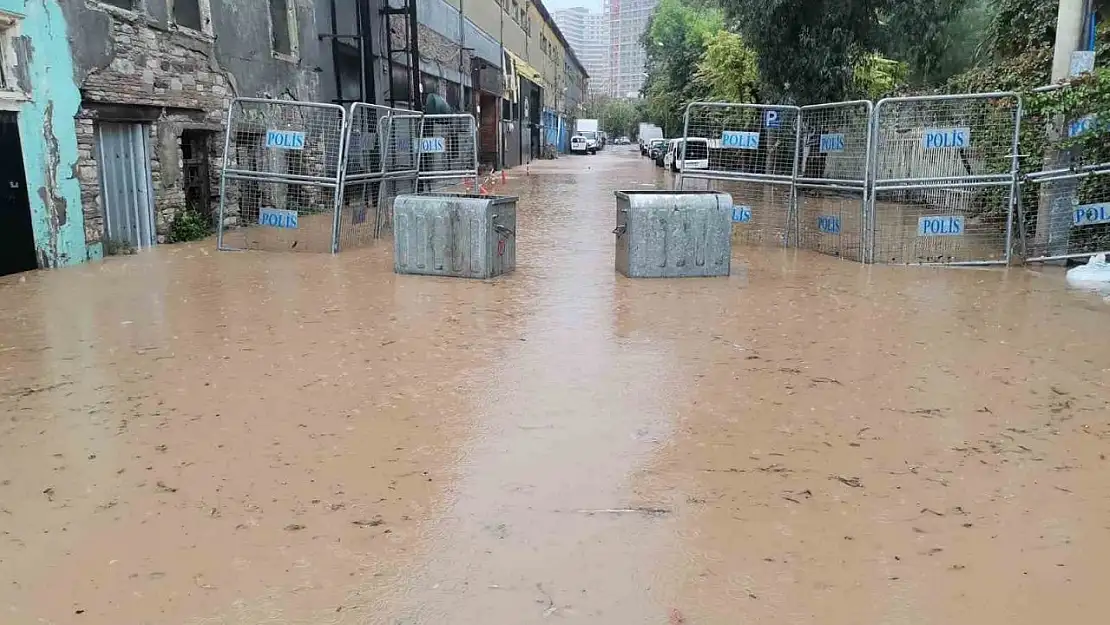 İzmir şiddetli sağanak caddeleri göle çevirdi