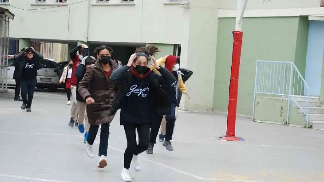 İzmirli öğrenciler, tatbikatla deprem gününü hatırladı