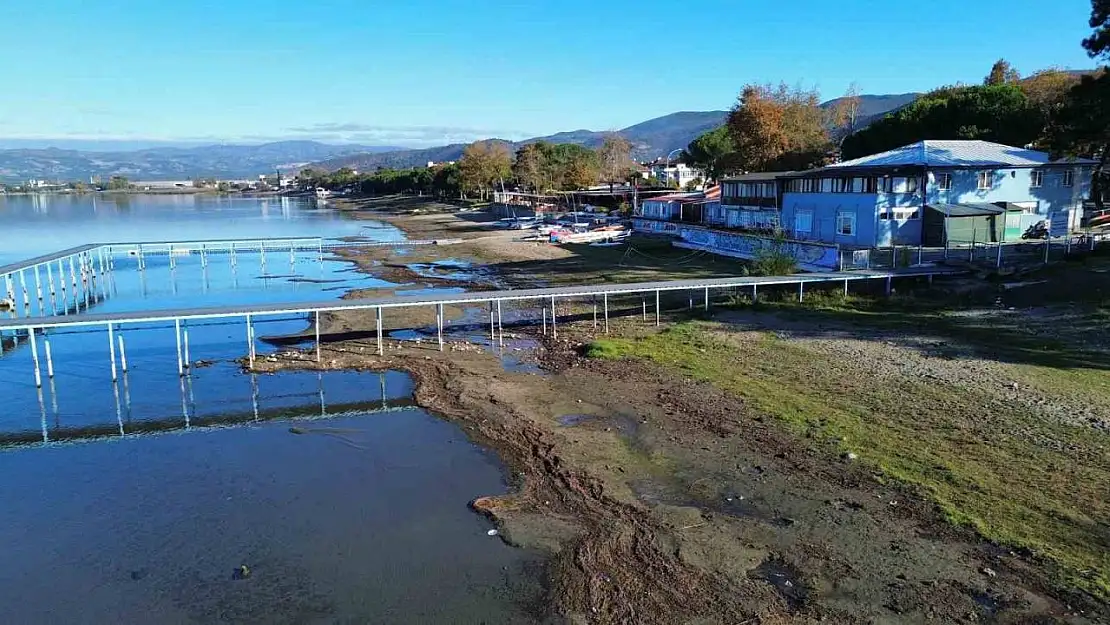 İznik Gölü'nün en büyük iskelesi de karaya oturdu