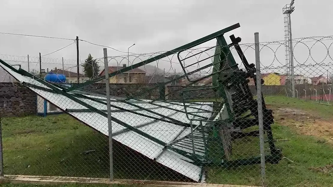 İznik İlçe Stadyumu'nda şiddetli rüzgar tribünü yıktı