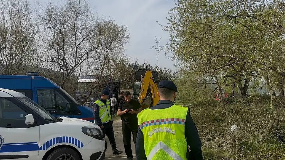 İznik Sahili'nde talan...Devlet arazisine yapılan bağ ve bahçeler kaldırıldı