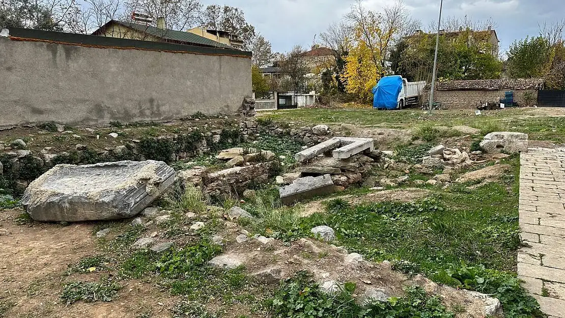 İznik'te tarihi mezarlık harabeye döndü