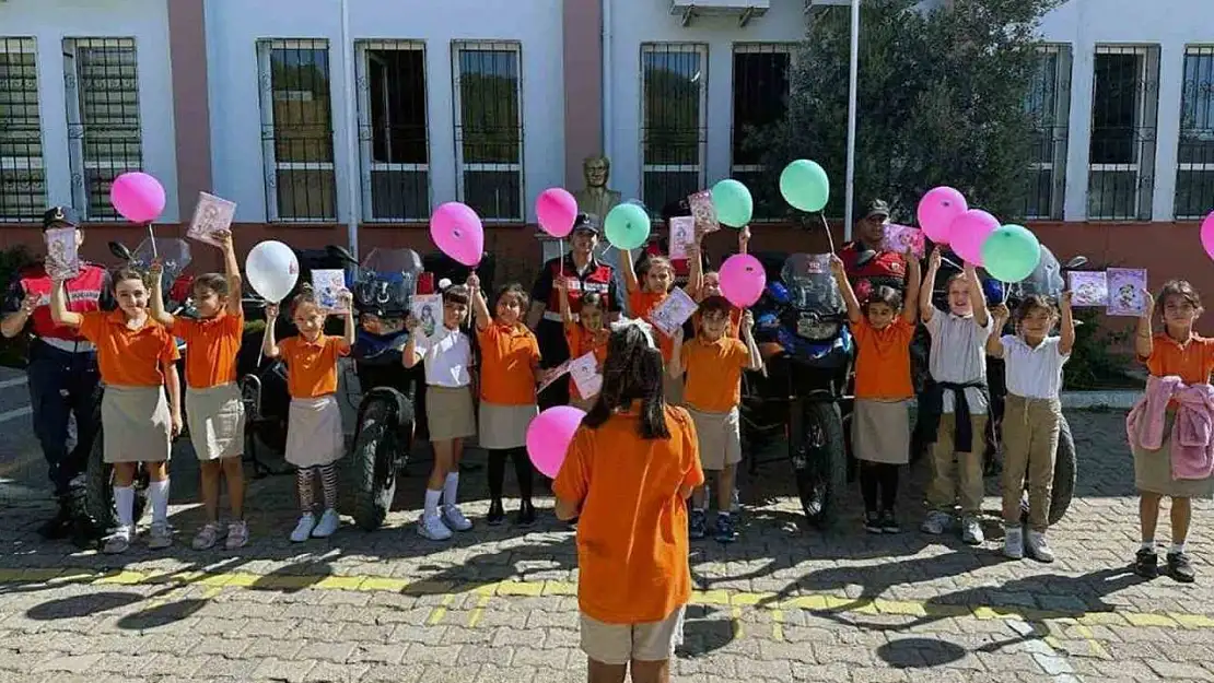 Jandarma 'Kız Çocukları Günü'nde kız çocuklarını unutmadı