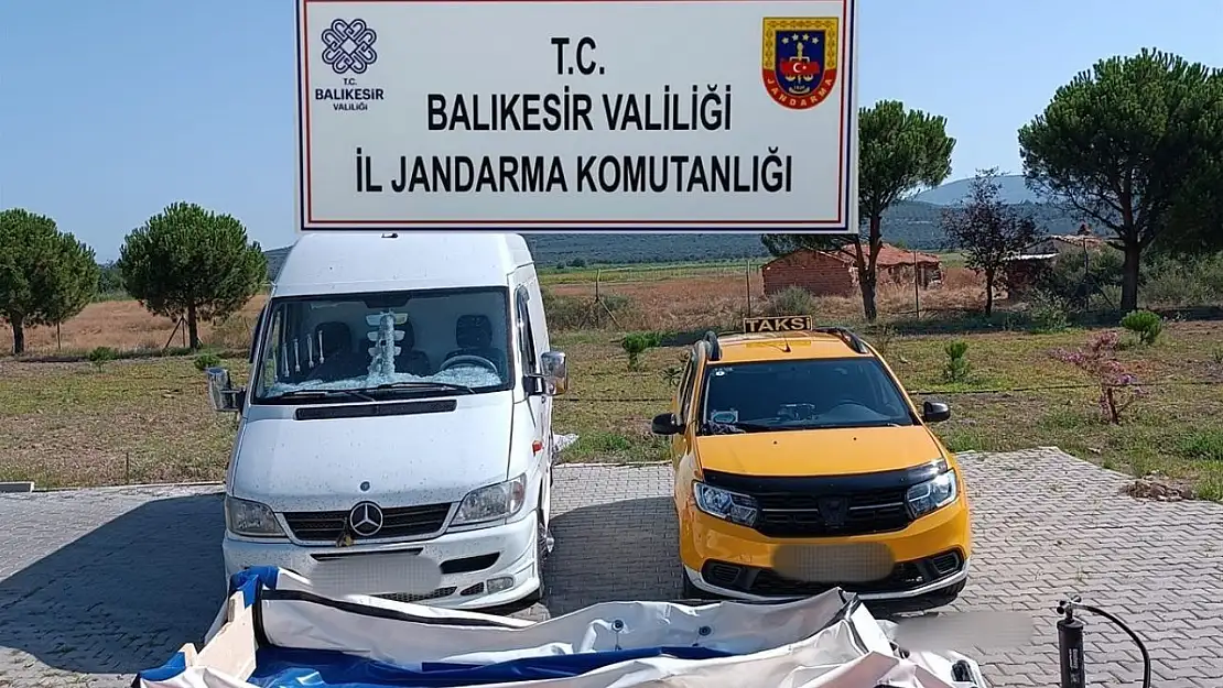 Jandarma 3 organizatör ve 13 düzensiz göçmeni yakaladı