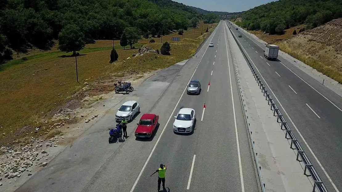 Jandarma ekipleri dönüş yolundaki sürücüleri bilgilendiriyor