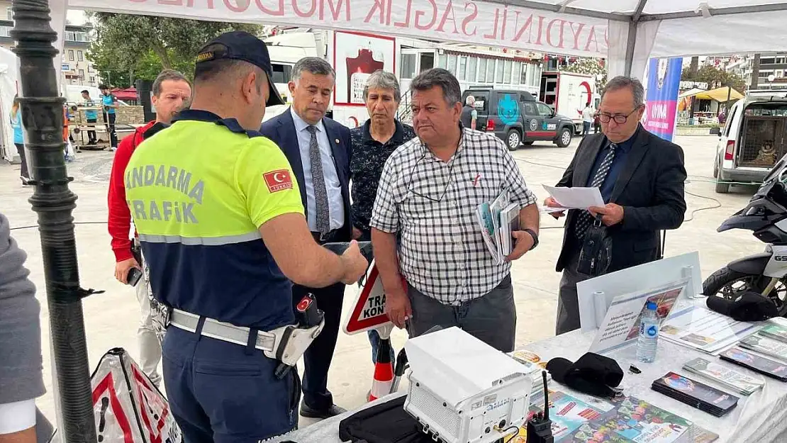 Jandarma ekipleri Kuşadası'nda vatandaşları bilgilendirdi