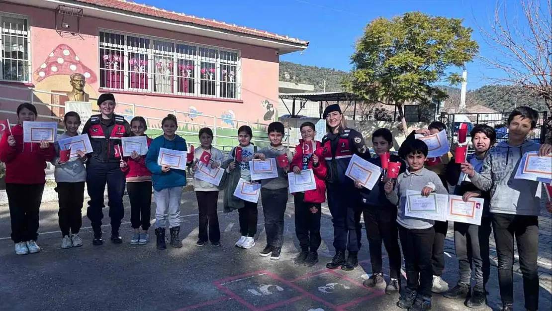 Jandarma ekipleri öğrencilerin karne heyecanına ortak oldu