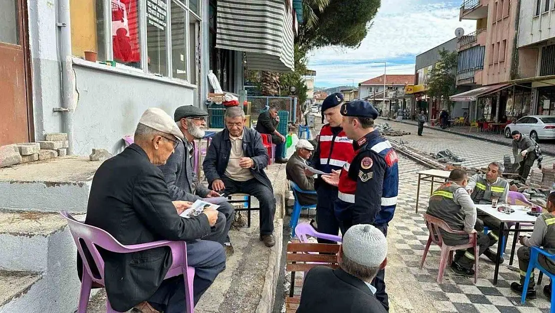 Jandarma ekipleri vatandaşları dolandırıcılık olaylarına karşı bilgilendiriyor